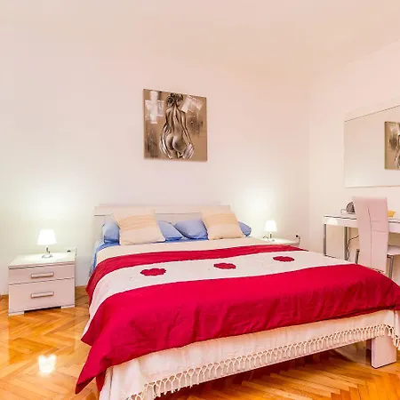 Schoene Nur 500 Meter Bis Zum Mit Kueche, Bad, Klima, Wlan, Terrasse, Grill Holiday home Banjole