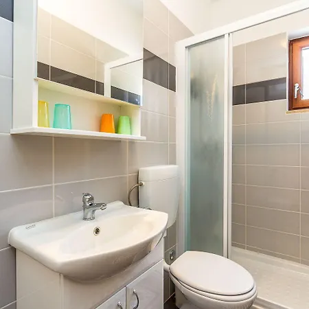 Schoene Nur 500 Meter Bis Zum Mit Kueche, Bad, Klima, Wlan, Terrasse, Grill Holiday home Banjole
